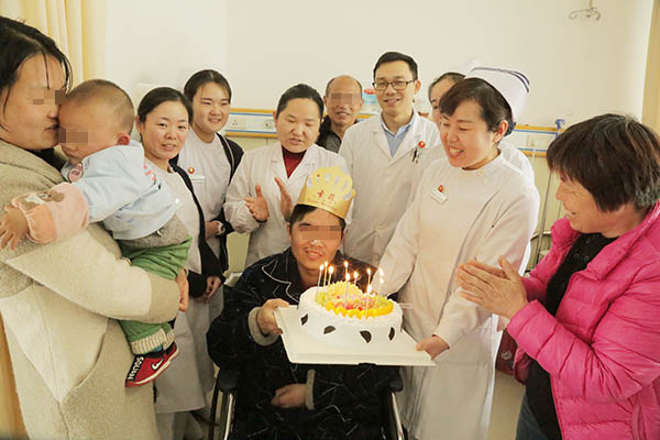 记一位康复科颅脑损伤患者的25岁生日！