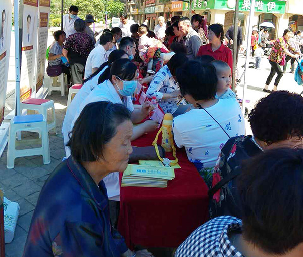 公益义诊｜我院携手经开区明湖办事处开展母亲节义诊活动