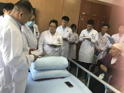 　中秋慰问暖人心——院长赴疆亲诊暖心田，浓浓温情话关怀