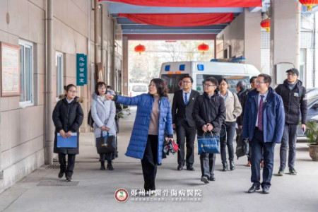 “榜样力量 感动你我”——河南中医药大学“敬老孝亲”奖学金获得者走进郑州中医骨伤病医院！