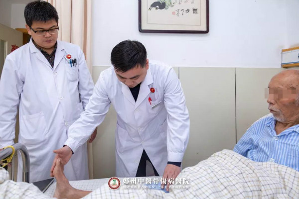 89岁老人意外骨折，人工股骨头置换术令老人重迈人生路 ！