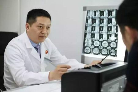 为何郑州一西郊男子手持报纸非要来到这家医院？