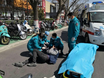 “救”在身边 | 急救现场忙而不乱，多亏这位“好心路人”！