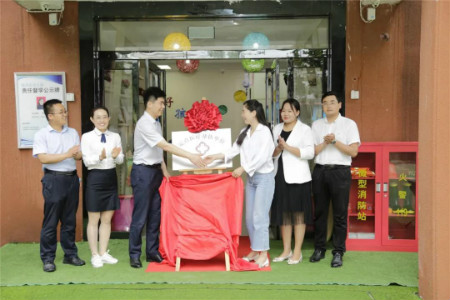 我院与郑州好孩子幼儿园成功进行了定点医疗帮扶合作机构揭牌仪式！
